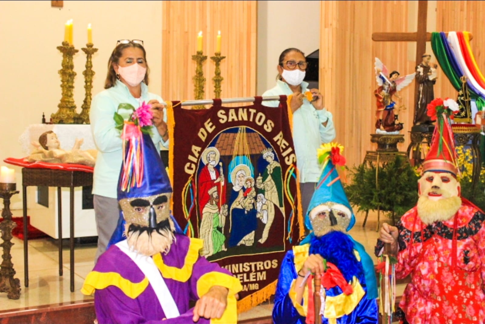 Palhaços perto da bandeira.jpeg