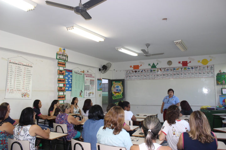fotos da palestra na escola Polo 20.JPG