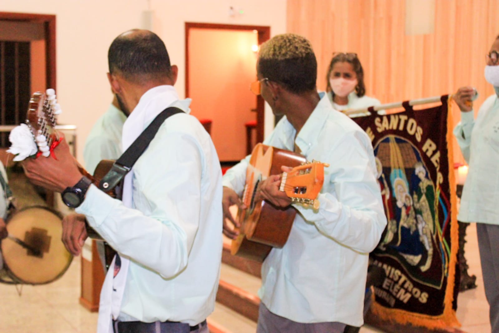 Augusto e Marcos Paulo no momento de devoção a bandeira.jpeg