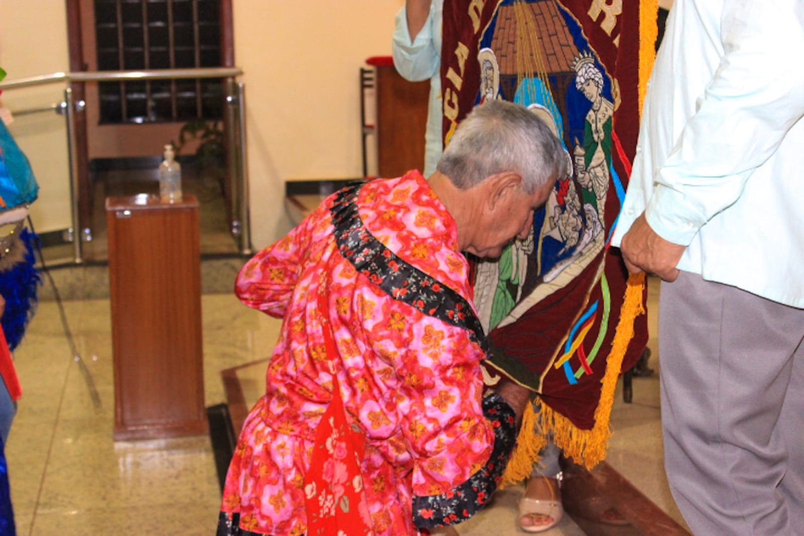 Jose Paulo no momento de devoção a bandeira de Santos Reis (3).jpeg