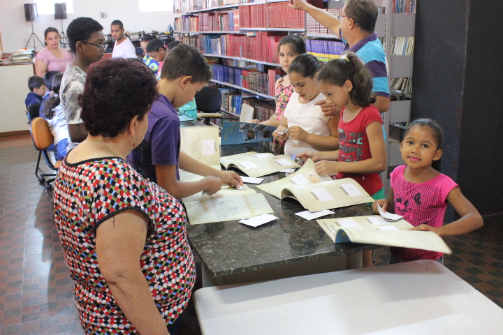 T da Biblioteca c Album de figurinha (1).JPG