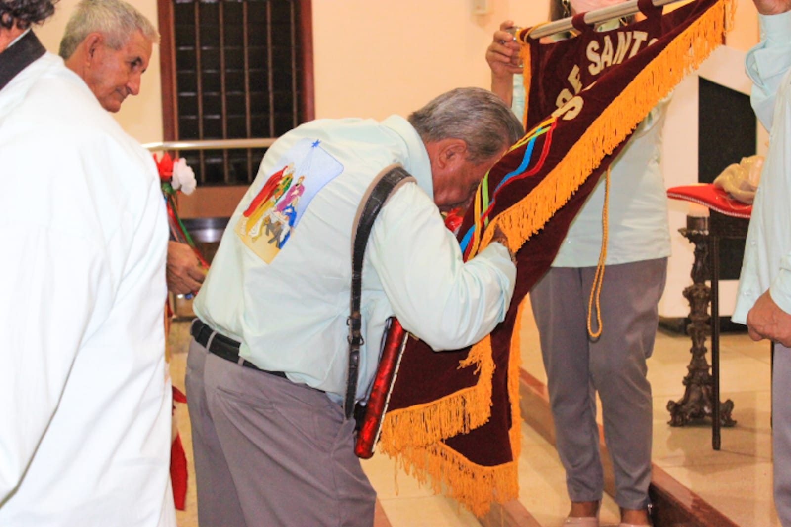 Ediur no momento de devoção a a bandeira de Santos Reis.jpeg