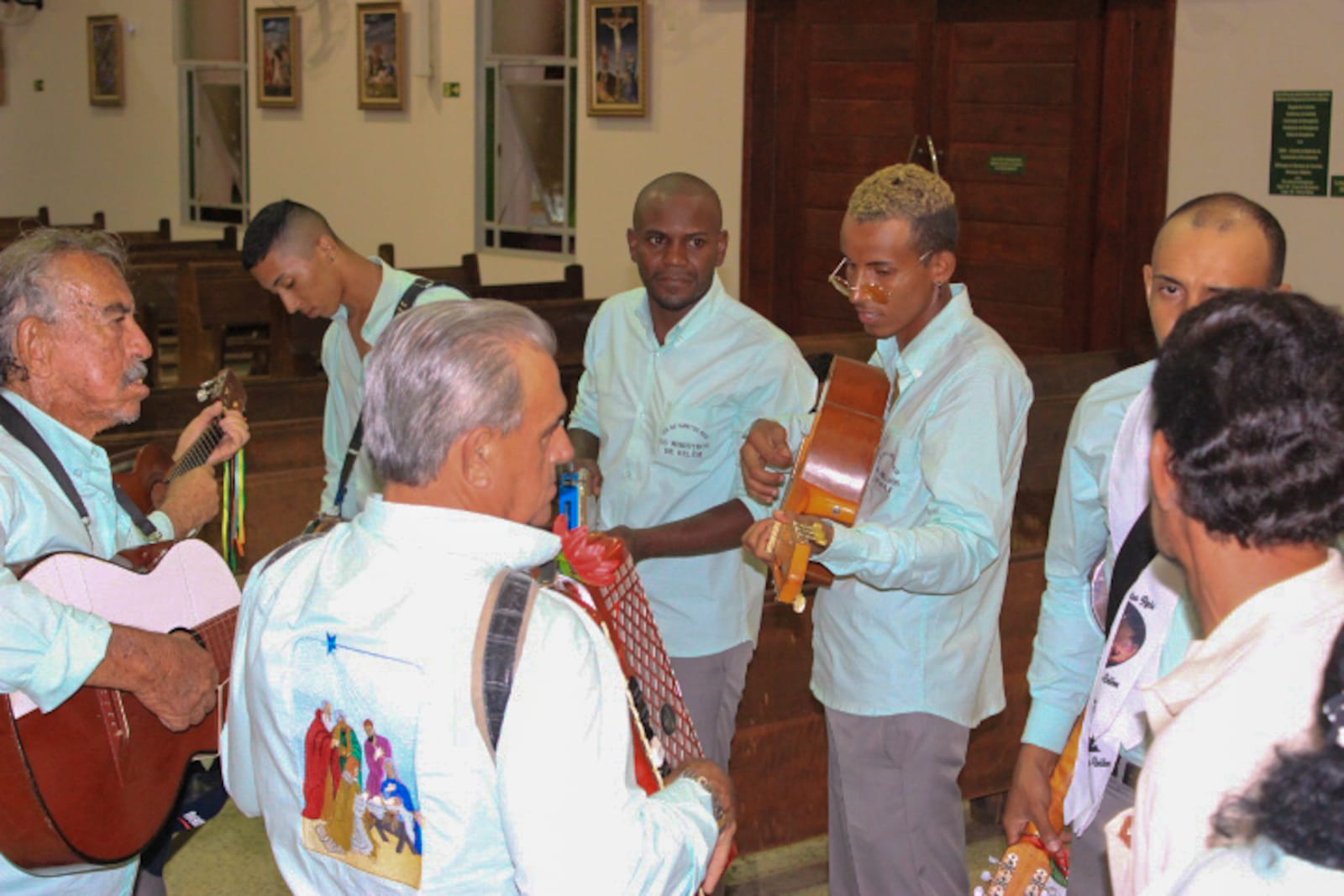 Foliões durante a apresentação.jpeg