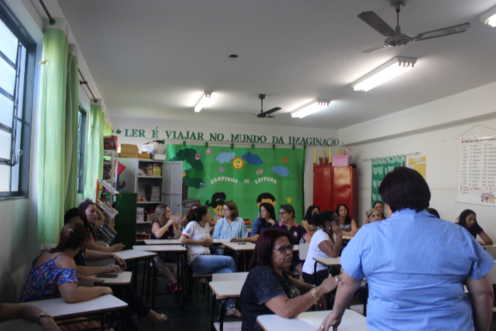 fotos da palestra na escola Polo 29.JPG