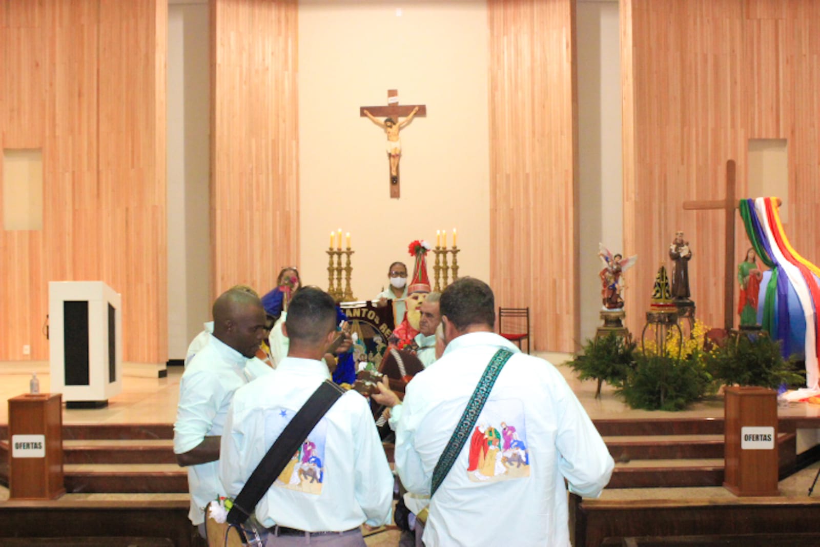 Foliões de frente ao altar enquanto cantavam.jpeg