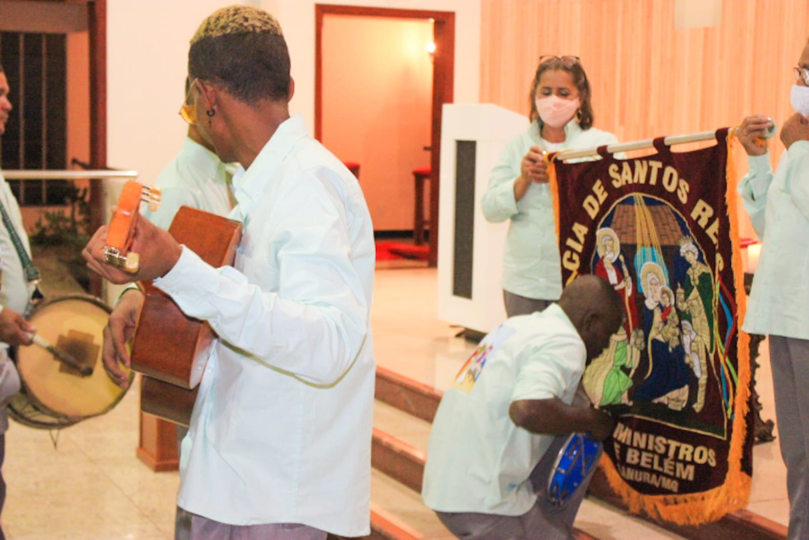 Delcinei no momento de devoção a bandeira de Santos Reis (2).jpeg