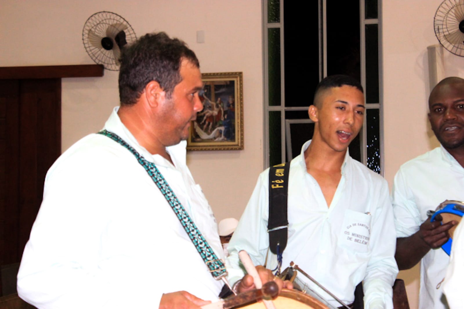 Mauro (6° voz) e Jonh Lenon (Caxeiro e 5° voz) durante a apresentação.jpeg