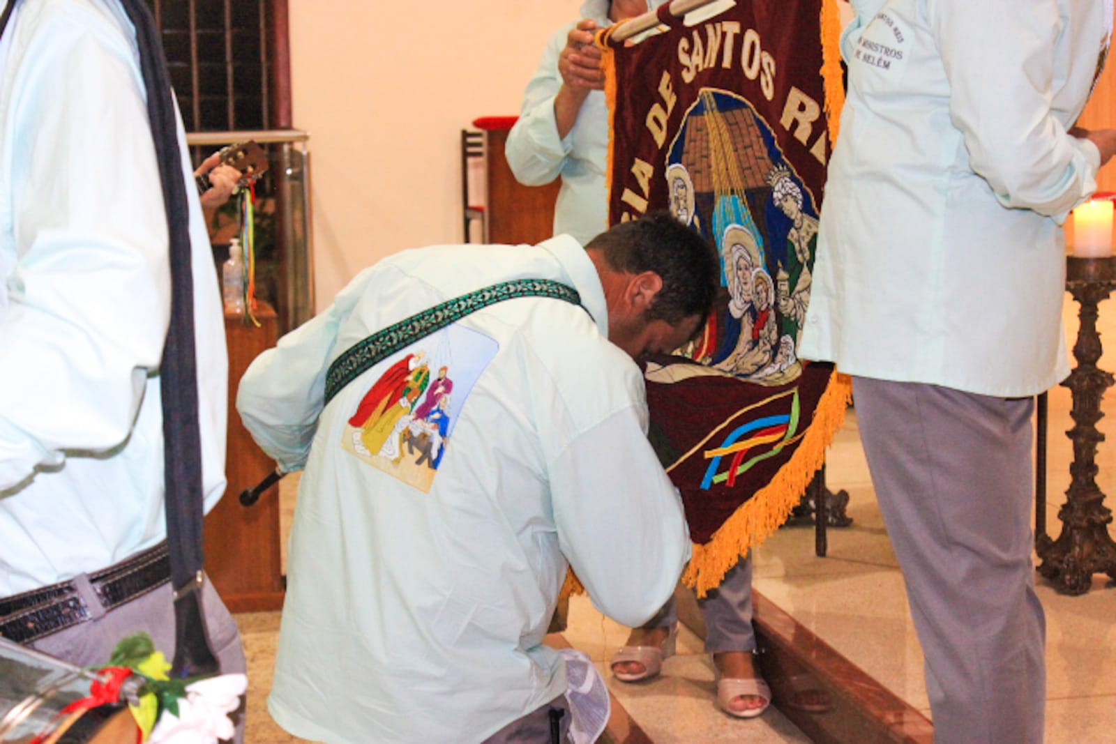 Mauro no momento de devoção a bandeira de Santos Reis.jpeg