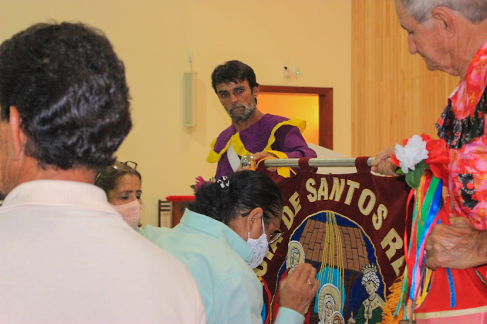 Maria no momento de devoção a bandeira.jpeg